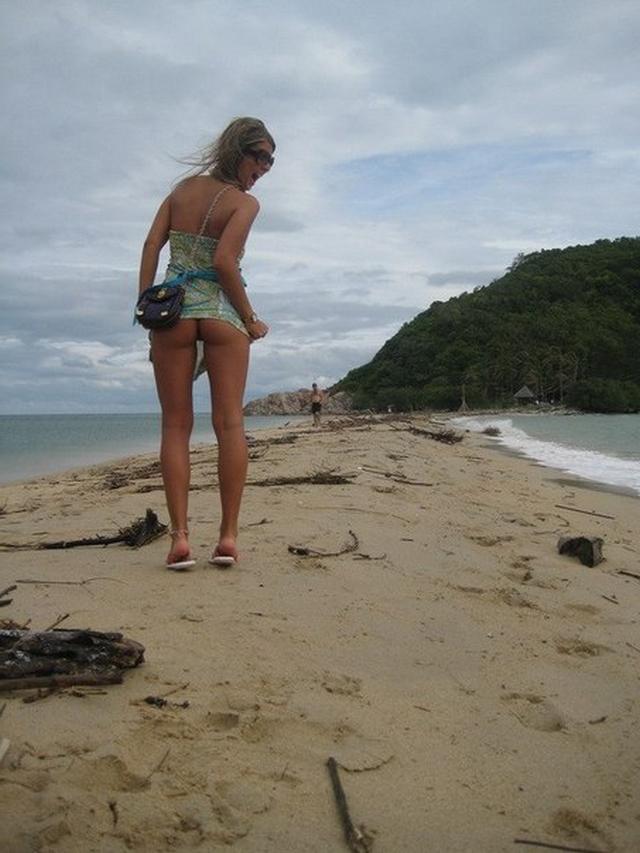 Игривая русская туристка на пляже. Порно игривый.
