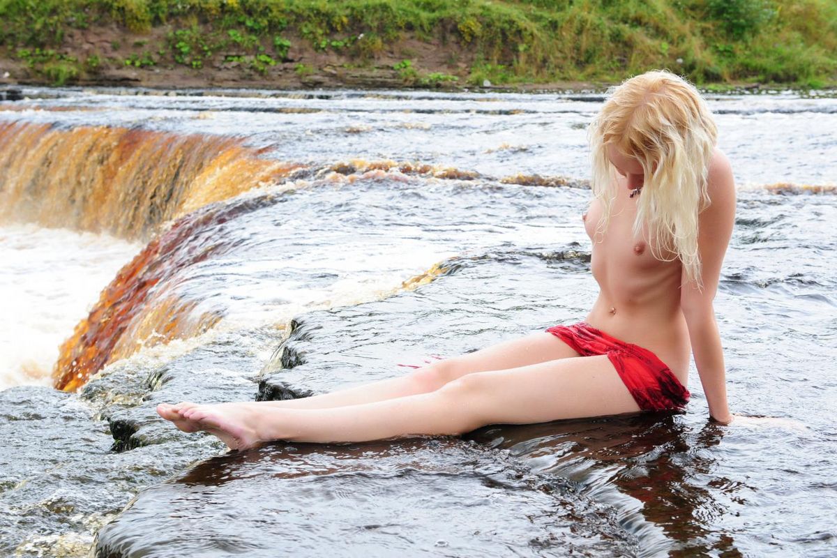 Горячая блондинистая блядь Aleksa A недалеко от водопада раскрыла свои секреты голого тела. Порно горячий.